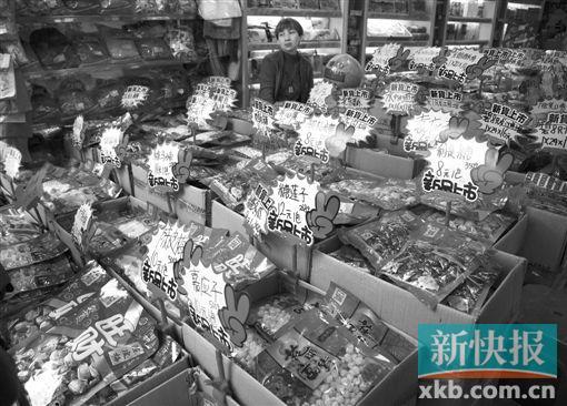 ■一德路,一家年货批发店内,店员等待客户。