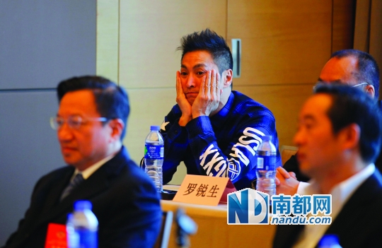 何家劲委员聆听其他委员发言。