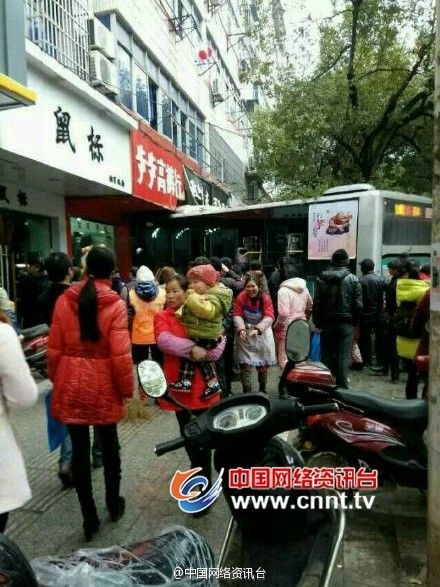 江西抚州一辆公交车冲进居民楼