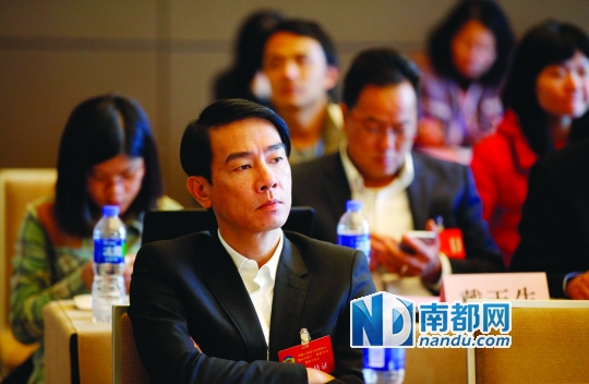 惠州市政协特聘委员陈小春认真聆听委员们讨论。