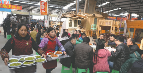 成都“收荒匠”开年会吃大闸蟹