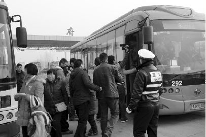 交警正在组织超载的292路公交车转运乘客。通讯员 张振宇 摄