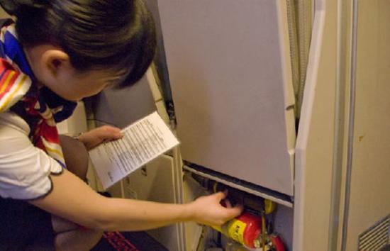 乘客登机前，乘务长需要检查飞机上的应急设备，包括救生衣、人工开氧工具、 灭火器、氧气瓶等等。