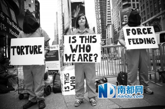 抗议者在纽约要求关闭关塔纳摩监狱。