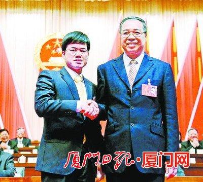 刘可清同志与裴金佳同志(左)亲切握手。(记者 梁伟 黄嵘 王火炎 摄)