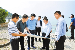 何学文(左二)在小漠渔港向前来考察的盐田港集团有关人士介绍合作区规划情况。卓俊伟 摄