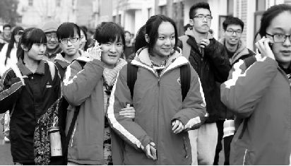 近日，参加2015年上海市春季高考的考生走出考场，今年共2万余名考生参加此次考试，这也是上海春季高考首次面向应届高三毕业生放开。东方IC 图