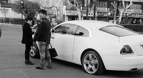 杭州闹市电瓶车撞坏全新400万劳斯莱斯豪车