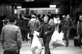 2月10日,株洲火车站,刚到站的市民,张望着寻找 前来接他的亲人身影。本报记者陈杰摄