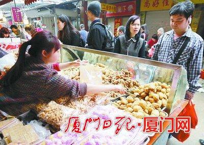 市民选购寸枣、花糖、炸叩。(本组图/本报记者 张奇辉 摄)