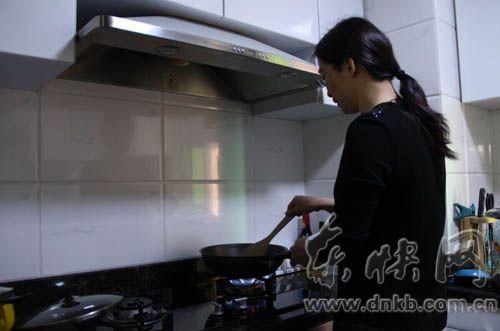 吴莹的妈妈正在煮面