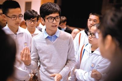 2月7日，王锐旭（左2）在母校的演讲很成功，演讲结束后，王锐旭被学弟学妹围住。 新京报记者 吴江 摄