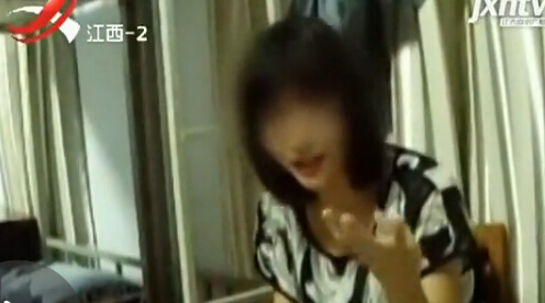<em>女子醉酒</em>遭人拖上车强奸 神志不清车内当众穿