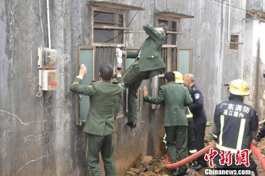 武警队员强攻入屋。叶聪 摄