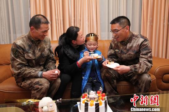 部队政委禹延亮为熊中勇儿子过生日。 郭彬 摄