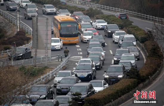 2月23日，大批車輛緩慢行駛在滬寧高速進(jìn)去南京主城區(qū)的道路上。當(dāng)天是大年初五，春節(jié)長(zhǎng)假接近尾聲，全國(guó)主要高速公路、國(guó)省干線公路交通流量明顯上升。泱波 攝