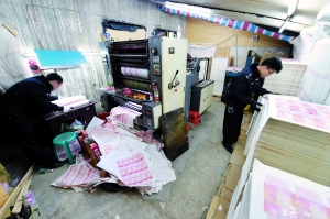 去年12月30日,警方在广东揭阳惠来县葵潭镇附近一个砖厂查获假钞制假窝点,现场缴获假人民币1.3亿元。通讯员 供图