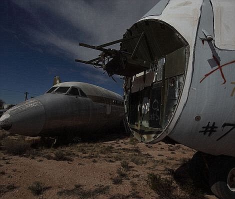 之所以选择沙漠作为废弃飞机基地是因为低湿度和低降水量有助于延缓金属锈蚀。