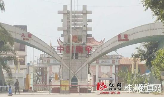以往每天有很多人进出的南伞口岸,如今只剩下把守的士兵 受访人供图