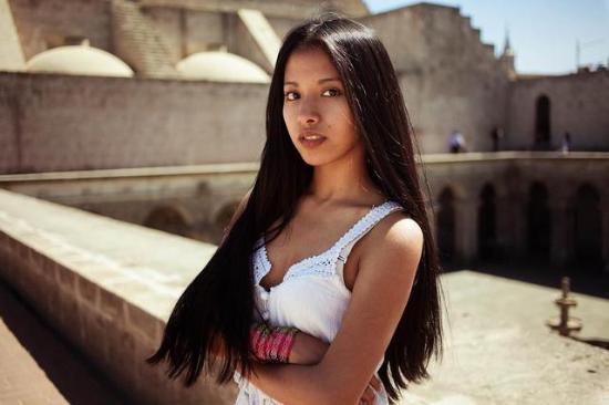 女子穷游37国专拍正妹 照片组成世界美女地图