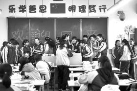 3月1日,建宁实验中学,同学们围在老师身边报到。