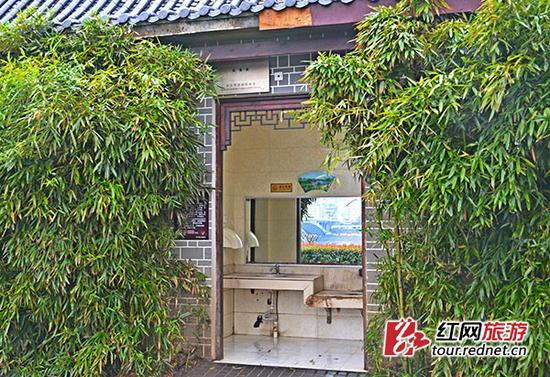 图一:橘子洲停车场旁的这一厕所挂牌三星级旅游厕所。来自广州的游客吴姓小伙反映,厕所内有异味,洗手台龙头损坏且不干净 杨烊 摄于2月28日