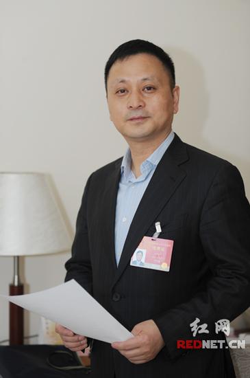 (全国人大代表、桃花江核电有限公司总经理郑砚国建议核电知识应该从娃娃抓起。)