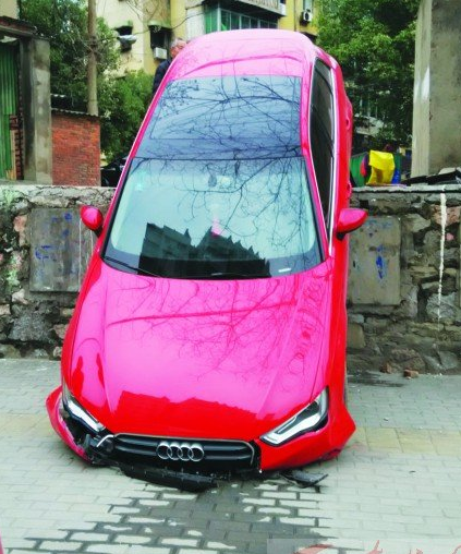 車子從水泥臺上栽下
