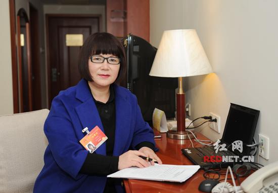 全国人大代表、湖南省司法厅副厅长傅莉娟建议尽快制订《法制（治）宣传教育法》。