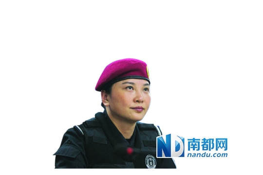 45岁的谭萍是其他队员工作生活的“妈妈”。