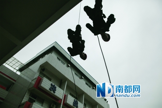 为了能够更好地执行任务,女特警把“上天入地”作为基本功来训练。