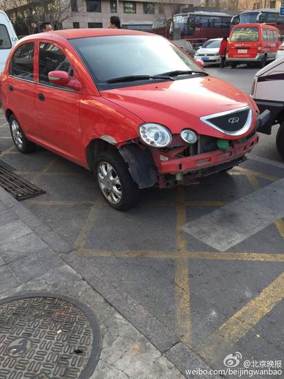 北京一奇瑞司机闯卡冲撞交警