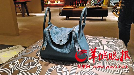 刘女士去年5月购得一只相同款式的棕色提包 刘女士去年5月购得一只相同款式的棕色提包