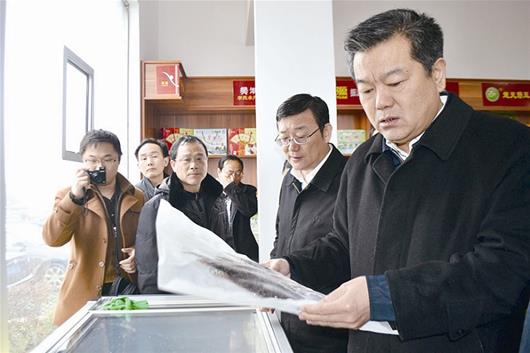 鄂州市委书记李兵（右一）、市长叶贤林（右二）在1号馆梁子湖馆体验店参观