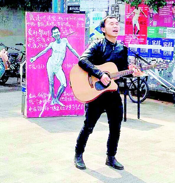 湖北美院大三男生食堂前摆全裸画像征女友(图