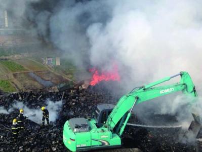 合肥一回收站发生大火 喷漆罐被烤飞天