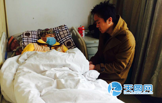 白天工作晚上看护，李文军疲惫到睡着。妻子罗丹于心不忍地望着丈夫