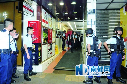 事发后,大批穿避弹衣、荷枪实弹警员赶至现场。资料图片