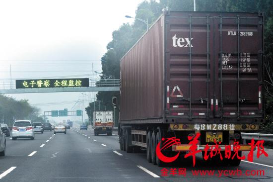 从三元里到从化接驳口,记者一路至少遭遇20辆超5吨的大货车