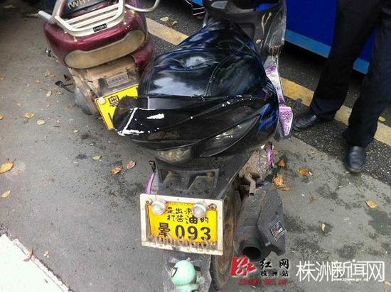 株洲小伙改装摩托车挂雷人车牌晕093