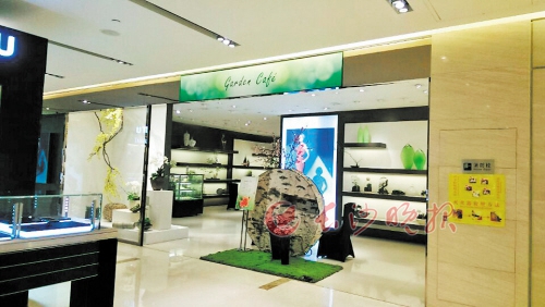 运达美美原来Celine的专门店被一间咖啡店取代。长沙晚报记者 刘捷萍 摄