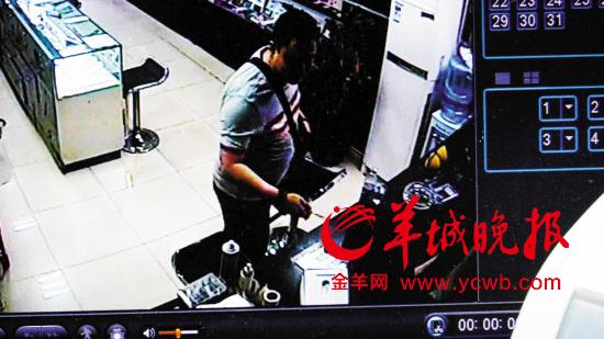视频监控:嫌疑人持刀抢劫手机店