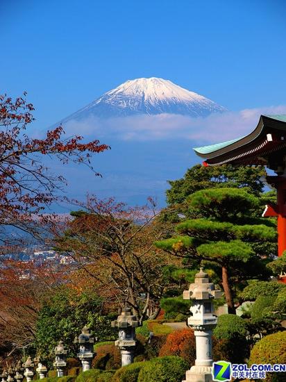 园林点缀前景的富士山