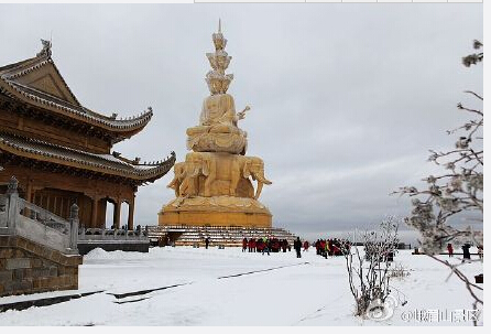 峨眉山迎来大雪
