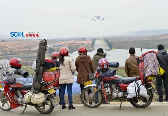 “飞友”车停马路上看飞机