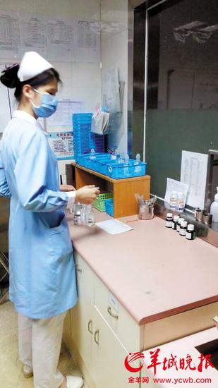 夜深了,值夜班的护士依然坚守在岗位