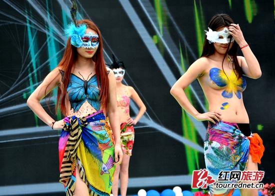 (宁乡首场人体彩绘秀在“金太阳最美春姑娘总决赛”上惊艳上演。)