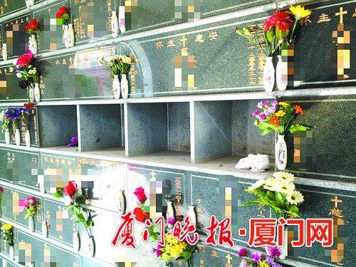 ■薛岭山陵园壁葬区内，仍有许多空置的格子。