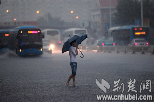 湖北阴雨天气将持续一周左右 武汉下起倾盆大雨_新浪湖北_新浪网