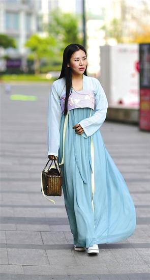 逛街穿汉服上班穿汉服 “好古”美女好任性_新浪重庆_新浪网